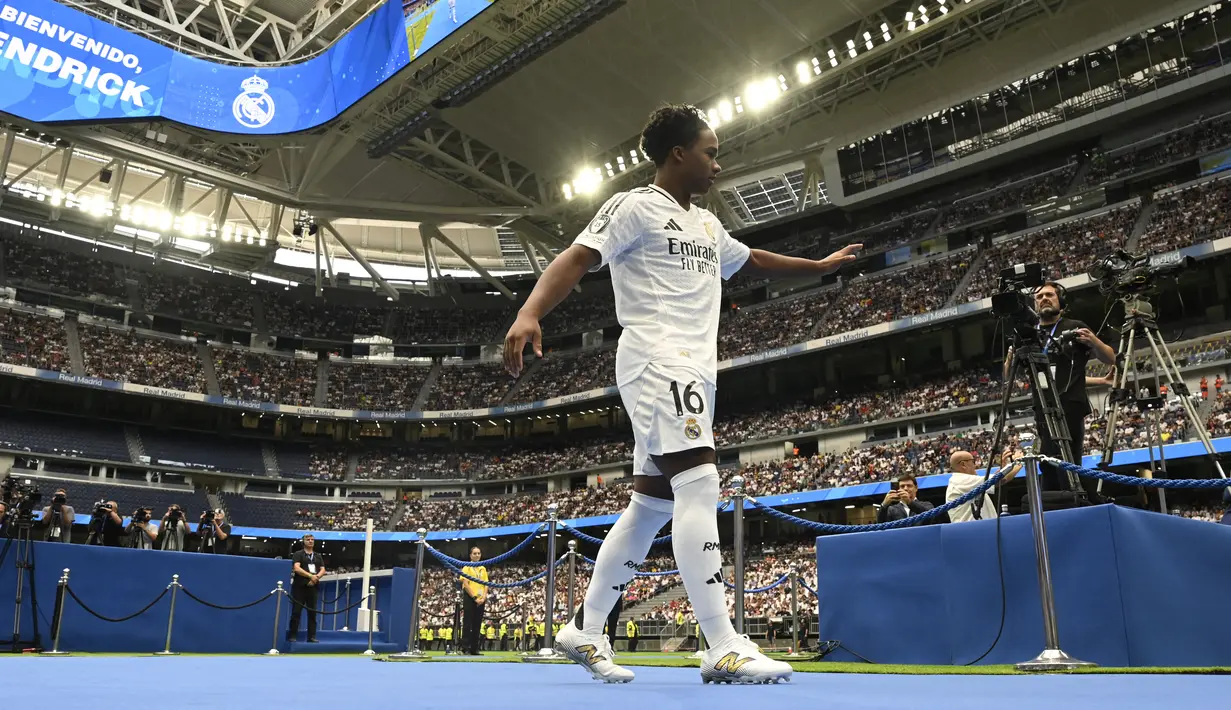 Sesi perkenalan Endrick, berlangsung meriah dengan kehadiran Madridista mencapai 43.000 penonton. (JAVIER SORIANO / AFP)
