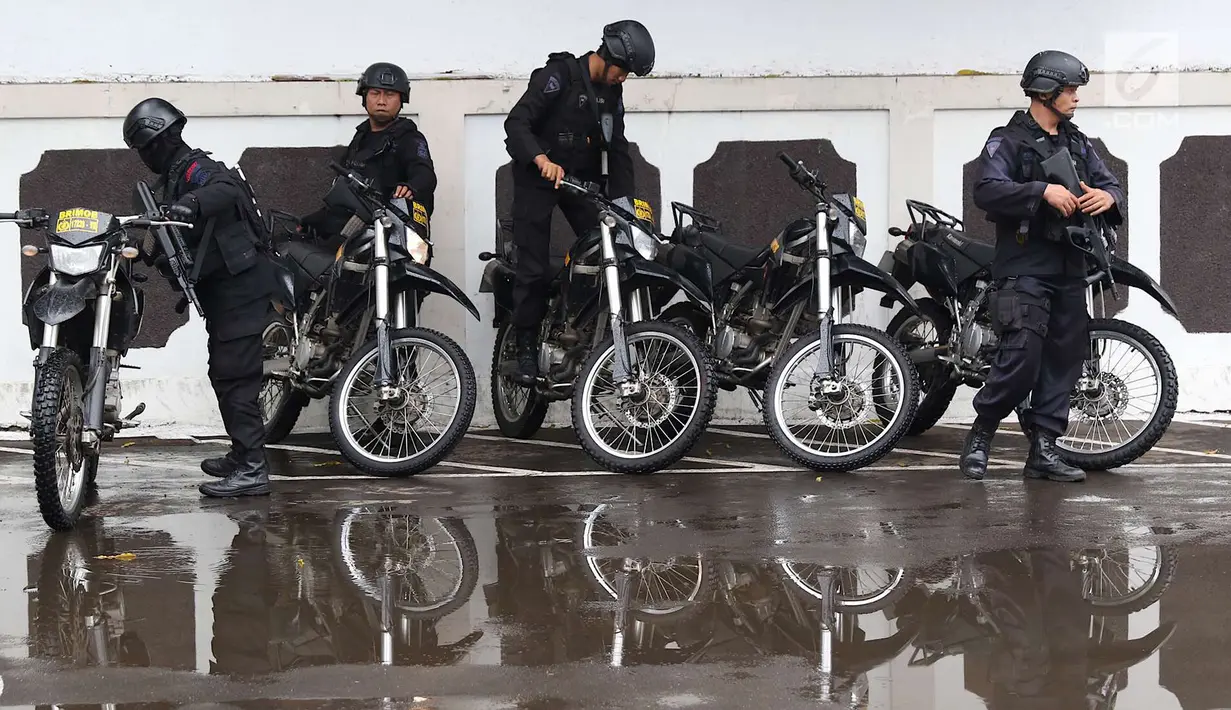 Sejumlah polisi berkendara motor disiagakan pada sidang pembelaan terdakwa kasus bom Thamrin, Aman Abdurrahman di PN Jakarta Selatan, Jumat (25/5). Penjagaan ketat di sekitar pengadilan hingga ruang persidangan digelar. (Liputan6.com/Immanuel Antonius)