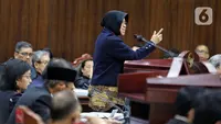 Menteri Sosial Tri Rismaharini saat menyampaikan kesaksiannya dalam sidang lanjutan sengketa Perselisihan Hasil Pemilihan Umum (PHPU) 2024 di Gedung Mahkamah Konstitusi (MK), Jakarta, Jumat (5/4/2024). (Liputan6.com/Angga Yuniar)