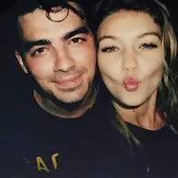 Gigi Hadid dan Joe Jonas (via dailymail.co.uk)