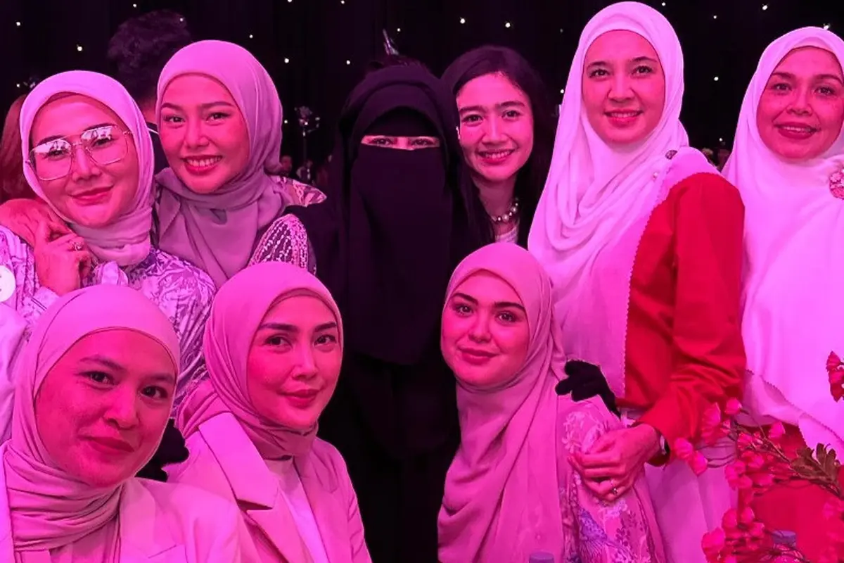 Potret Umi Pipik dan teman-teman artis lain (Sumber: Instagram/_ummi_pipik_)