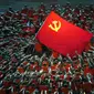 Penampil berpakaian seperti petugas penyelamat berkumpul di sekitar bendera Partai Komunis selama pertunjukan gala menjelang peringatan 100 tahun berdirinya Partai Komunis China di Beijing, China, 28 Juni 2021. Partai Komunis China akan merayakan HUT ke-100 pada 1 Juli 2021. (AP Photo/Ng Han Guan)