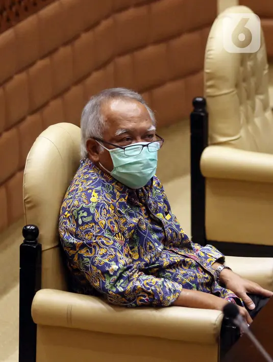 Menteri PUPR Basuki Hadimuljono rapat kerja dengan Komisi V DPR RI di Senayan, Jakarta, Rabu (17/3/2021). Rapat membahas penanganan infrastruktur pascabencana dan pengembangan Food Estate dan Pembangunan Infrastruktur Ketahanan Pangan. (Liputan6.com/Angga Yuniar)