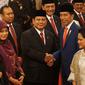 Menteri Pertahanan, Prabowo Subianto mendapat ucapan selamat dari Presiden Joko Widodo (Jokowi) didampingi Ibu Negara Iriana seusai pelantikan Kabinet Indonesia Maju di Istana Negara, Jakarta, Rabu (23/10/2019). (Liputan6.com/Angga Yuniar)