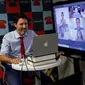 Foto Justin Trudeau pakai MacBook palsu. (Doc: Team Trudeau Training Hub)