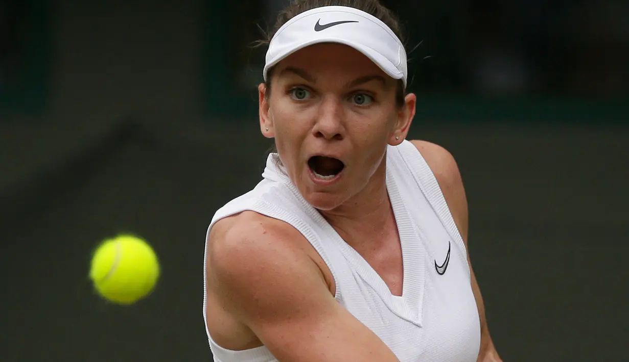 Petenis Rumania, Simona Halep mengembalikan bola ke arah lawannya petenis China, Shuai Zhang pada perempat final Grand Slam Wimbledon di London, Selasa (9/7/2019). Halep mengalahkan petenis non-unggulan asal China dengan memetik kemenangan 7-6, 6-1. (AP Photo/Tim Ireland)