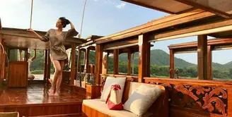 Merasa sudah tak percaya diri lagi, Farah Quinn mulai jarang tampil seksi. Seperti diketahui, presesnter satu anak itu dikenal cantik dan seksi. Hal itu juga terlihat dimedia sosialnya. (Instagram/farahquinnofficial)