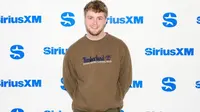 Alex Warren mengunjungi SiriusXM di Studio SiriusXM pada 24 Januari 2024 di New York City. (Arturo Holmes/Getty Images via AFP)