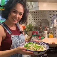 Yuni Shara masak oseng-oseng di rumah (Sumber: YouTube/Yuni Shara Channel)