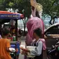 Sesekali mobil tahu bulat berhenti di titik tertentu agar orang-orang bisa menghampiri dan mendapat makanan gratis. (Foto: dok. KitaBisa.com)