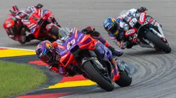 Jorge Martin menjadi yang pertama melintasi garis finis, diikuti Miguel Oliveira, dan Francesco Bagnaia. (Radek Mica/AFP)