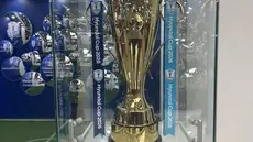 Trofi Piala AFF 2026. (Bola.com/Istimewa).