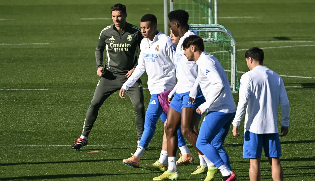 Pertemuan kedua tim dalam dua dekade terakhir diwarnai sejumlah hal menarik. Tampak dalam foto, pelatih Real Madrid asal Spanyol, Xabi Alonso (kiri), dan penyerang Real Madrid asal Prancis, Kylian Mbappe (kedua dari kiri), menghadiri sesi latihan jelang matchday 5 league phase Liga Champions 2025/2026 melawan Olympiakos FC di Real Madrid Sports City, Valdebebas, pada Selasa 25 November 2025. (Javier SORIANO/AFP)