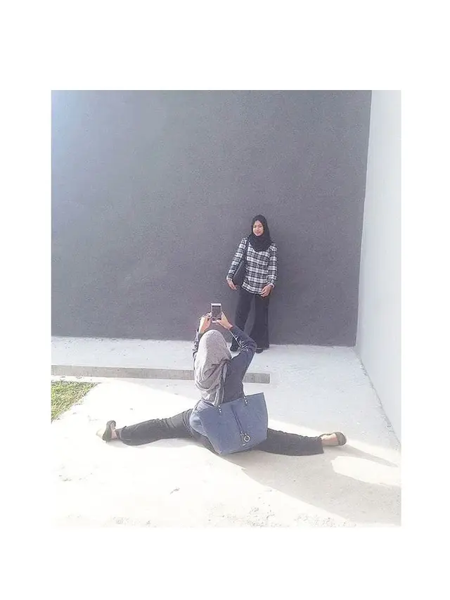 6 Tingkah Jungkir Balik Cewek Saat Bantu Ambil Foto Sahabatnya Ini Penuh Perjuangan