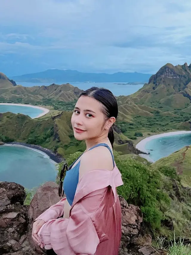 Prilly Latuconsina Tampil Tanpa Makeup di Labuan Bajo