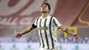 Penyerang Juventus, Paulo Dybala, melakukan selebrasi usai mencetak gol ke gawang Genoa pada laga Liga Italia di Stadion Luigi-Ferraris, Senin (14/12/2020). Juventus menang dengan skor 1-3. (Tano Pecoraro/LaPresse via AP)