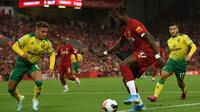 Striker Liverpool, Divock Origi, berusaha mengontrol bola saat melawan Norwich pada laga Premier League di Stadion Anfield, Liverpool, Jumat (9/8). Liverpool menang 4-1 atas Norwich. (AFP/Oli Scarff)