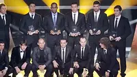 Marco van Basten (berdiri paling kiri) mengumumkan 11 pemain terbaik di posisinya masing-masing pada gala FIFA Ballon d'Or di Zurich, Swiss, 10 Januari 2011. AFP PHOTO/FABRICE COFFRINI