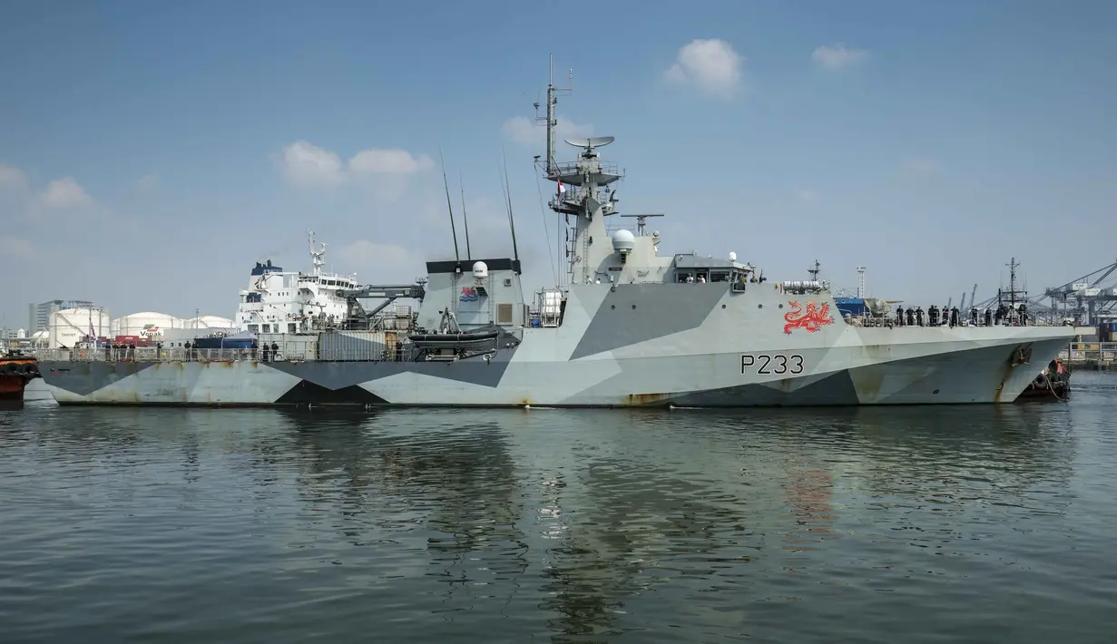 Kapal Perang Kerajaan Inggris His Majesty’s Ship (HMS) Tamar bersiap untuk berlabuh di Pelabuhan Tanjung Priok, Jakarta pada Rabu 17 Juni 2026. (BAY ISMOYO/AFP)