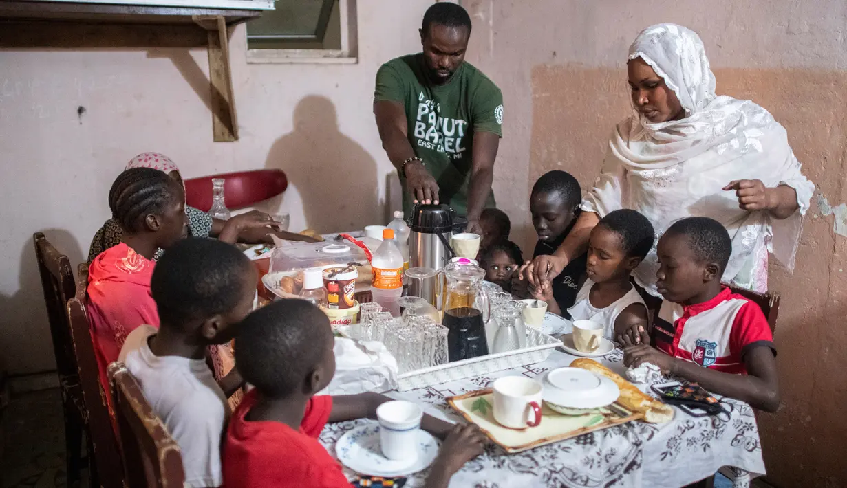 Bara Tambedou dan istrinya Mame Sey berbuka puasa bersama keluarga  pada bulan suci Ramadan, di Dakar, Senegal, 25 April 2020. Tahun ini, banyak keluarga menjalankan Ramadan di rumah dengan larangan pertemuan publik dan penerapan jam malam untuk menekan penyebaran Covid-19. (AP/Sylvain Cherkaoui)
