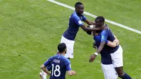 Para pemain Prancis merayakan gol yang dicetak oleh Paul Pogba ke gawang Australia pada laga Piala Dunia di Kazan Arena, Sabtu (16/6/2018). Prancis menang 2-1 atas Australia. (AP/Hassan Ammar)