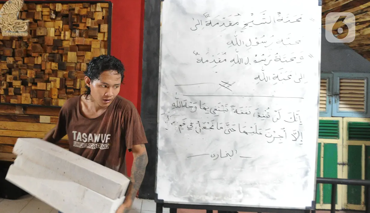 Di sudut depan ruko nampak beberapa gerobak kayu berserakan usai semalam dipakai berjualan warung angkringan.  Sementara dua pemuda membawa material bangunan ke lantai tiga. (merdeka.com/Arie Basuki)