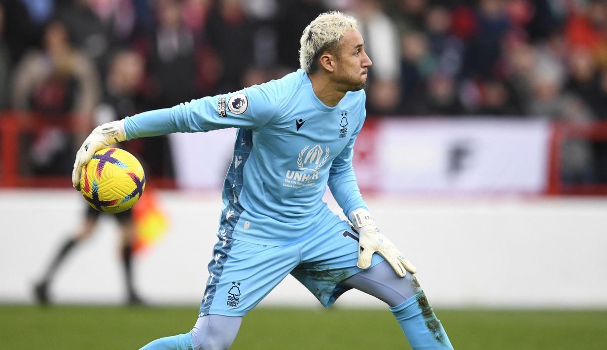 Kiper Nottingham Forest, Keylor Navas saat menghadapi Everton pada laga Liga Inggris 2022/2023 di City Ground, Nottingham (5/3/2023). Keylor Navas pernah membela dua klub besar, Real Madrid dan PSG sebelum akhirnya berlabuh dengan status pinjaman bersama Nottingham Forest pada tengah musim 2022/2023. Jika saja kedatangannya bisa lebih cepat, Nottingham Forest tak akan terjerembab di posisi 18. (AFP/Oli Scarff)