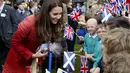Catherine Elizabeth Middleton terlihat begitu antusias berinteraksi dengan ratusan pelajar yang menyambut kedatangannya di Forteviot Fete, Forteviot, Skotlandia, (29/5/2014). (REUTERS/Russell Cheyne)