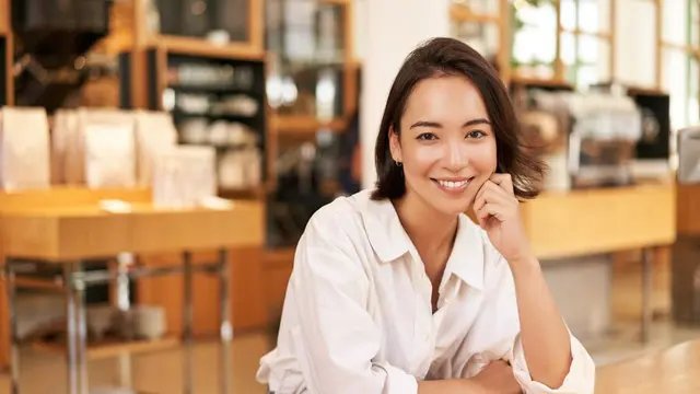 Seorang perempuan tersenyum (Foto Dok: Freepik/benzoix)