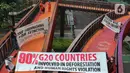 Sejumlah aktivis yang tergabung dalam Extintion Rebellion (XR) dan Walhi Jakarta melakukan aksi di JPO Pinisi, Jalan Jenderal Sudirman, Jakarta, Senin (14/11/2022). Aksi tersebut dilakukan untuk menyerukan kepada para pemimpin agar menghentikan “pencucian hijau” dan praktik ekonomi “business-as-usual” yang secara sistematis memperburuk krisis iklim dan mendorong umat manusia pada kehancuran ekologis & kepunahan massal. Negara-negara G20 turut menyumbang atas 80 persen emisi karbon dunia dan 60 persen populasi penduduk bumi. (Liputan6.com/Angga Yuniar)