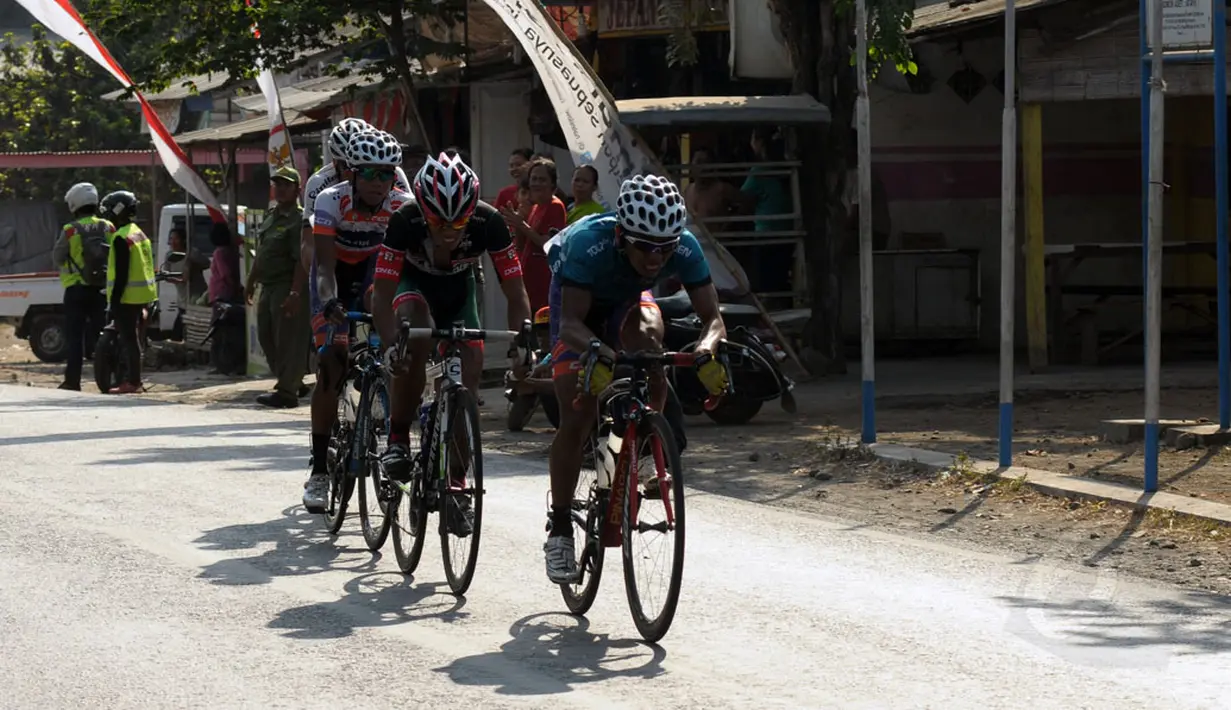 Rute lintasan etape 2 Internasional Tour De Banyuwangi Ijen didominasi jalan datar dan sesekali menanjak. Tampak, beberapa pebalap mencoba menaklukan salah satu tanjakan di etape 2 ITdBI, (17/10/2014). (Liputan6.com/Helmi Fithriansyah)