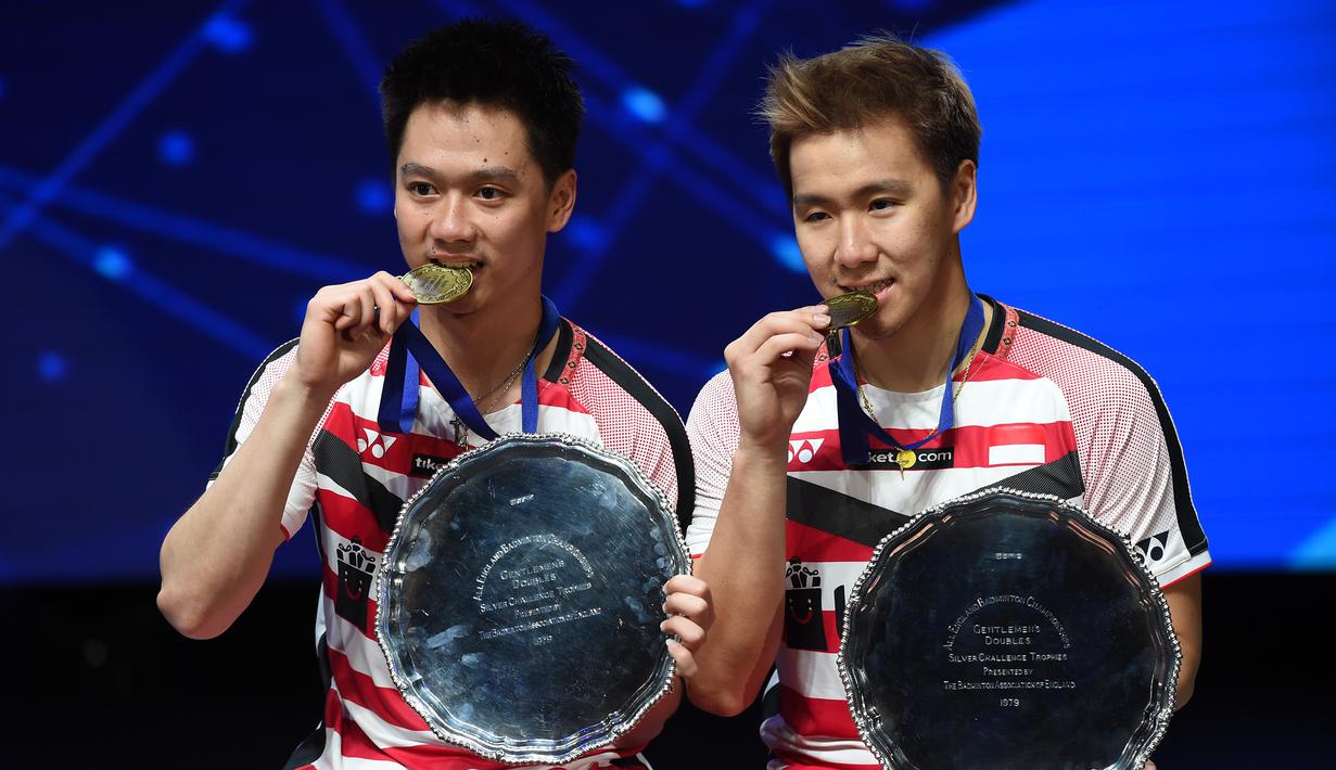 Ganda putra Indonesia, Kevin Sanjaya dan Marcus Gideon merayakan gelar All England di Birmingham, Minggu (18/3/2018). Mereka juara setelah mengalahkan Mathias Boe dan Carsten Mogensen dengan skor 21-18, 21-17. (AFP/Paul Ellis)