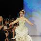 Madeline Stuart, model Australia dengan down syndrome saat memperagakan koleksi Hendrik Vermeulen untuk Musim Panas dan Semi 2016 di acara peragaan busana New York Fashion Week, Minggu (13/9/2015). (Chance Yeh/Getty Images/AFP) 