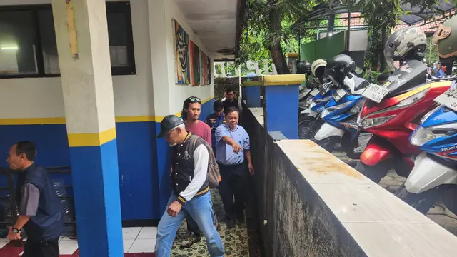 Perwakilan Pemerintah Kota Depok saat melihat langsung lokasi SMPN 2 Depok yang sempat mengalami kebanjiran. (Liputan6.com/Dicky Agung Prihanto)