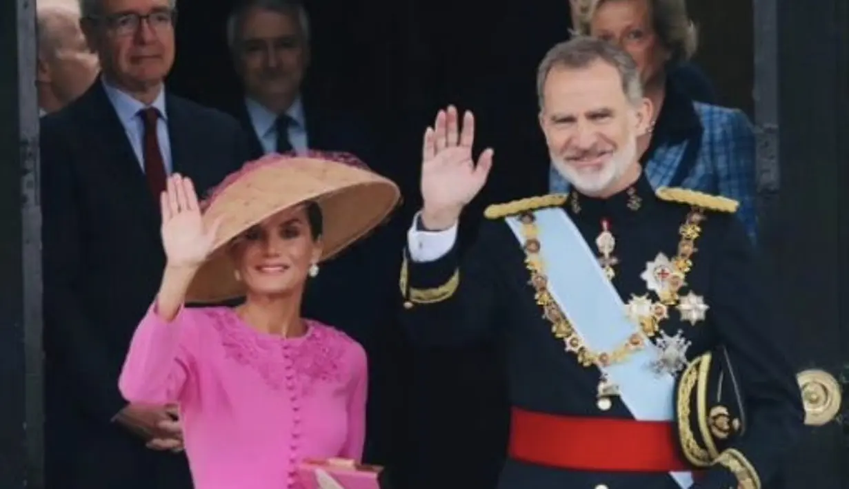 Ratu Letizia dari Spanyol mengenakan setelan berwarna merah muda dengan detail peplum dan sulaman dengan clucth 'Scala Insignia' yang serasi dirancang khusus untuknya oleh Direktur Kreatif wwCarolina Herrera, Wes Gordon. Ia tampil dengan topi unik cokelat dihias warna pink. @balel.luxury.hats.