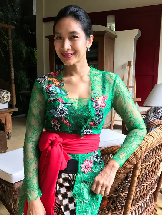 Happy Salma terlihat mengenakan pakaian daerah di acara adat Bali. Biasanya ia mengenakan atasan kebaya yang dipadu dengan kain batik. (Foto: instagram.com/happysalma)