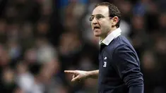 Aston Villa manager Martin O'Neill gestures to his players during their EPL football match against Manchester City at The City of Manchester Stadium in Manchester, on March 4, 2009. AFP PHOTO/PAUL ELLIS