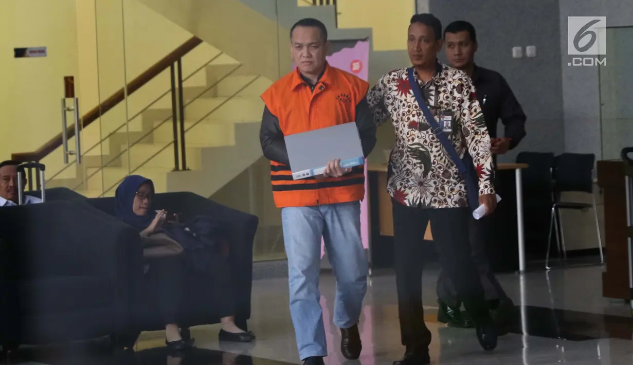 Tersangka dugaan suap lelang proyek saluran air hujan di Kota Yogya yang juga mantan Kejari Yogyakarta non aktif, Eka Safitra (tengah) digiring petugas usai menjalani pemeriksaan di Gedung KPK, Jakarta, Selasa (17/9/2019). Ini merupakan pemeriksaan lanjutan tersangka. (Liputan6.com/Helmi Fithriansya