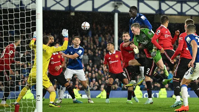 Foto: Kiper Everton Hampir Bikin Gol Penyeimbang Ke Gawang MU di Liga Inggris