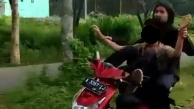 Mengendarai Sepeda Motor Dengan Kaki, Bocah Ini Kena Batunya