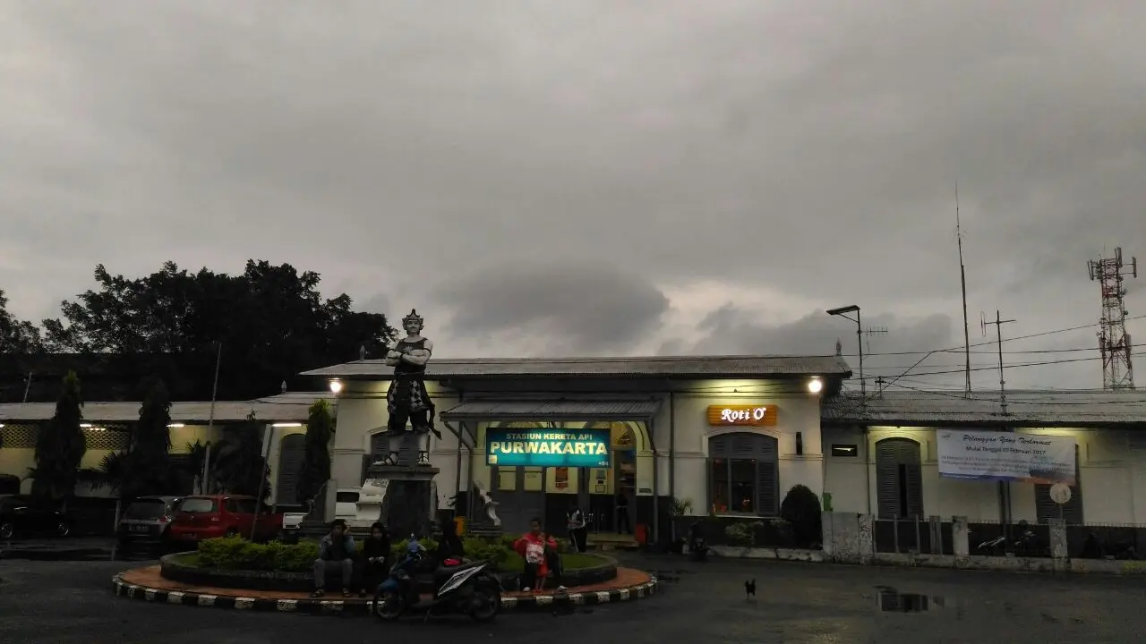 Buka Pagi di Kuburan Kereta Warna-Warni