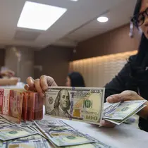 Mengakhiri perdagangan Senin (13/1/2025), rupiah melemah 0,57% atau 93 poin ke level Rp16.283 per dolar AS. (Liputan6.com/Angga Yuniar)
