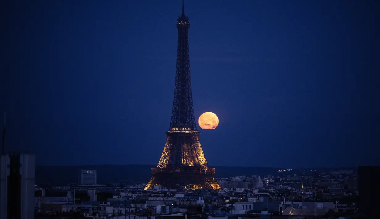 <p>Jadi, ketika&nbsp;pink moon&nbsp;terjadi, warna Bulan akan tetap normal seperti bulan purnama pada umumnya. (Stefano RELLANDINI / AFP)</p>