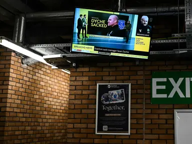 Tayangan televisi yang memberitakan tentang pemecatan pelatih Everton, Sean Dyche menjelang laga putaran ketiga Piala FA 2024/2025 antara Everton melawan Peterborough United di Goodison Park, Liverpool, Inggris, Jumat (10/01/2025) WIB. (AFP/Oli Scarff)