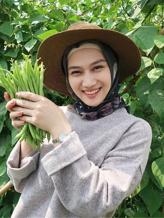 Selain itu, Melody juga menyampaikan sebuah keterangan pada media sosial Instagramnya bahwa Melody sangat menyukai buncis. Ia pun kerap memasak tumis buncis daging sapi yang ia hidangkan untuk suaminya. (Liputan6.com/IG/@melodylaksani92)