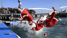 Sejumlah peserta mengenakan kostum Sinterklas dalam perlombaan renang bertajuk Copa Nadal (Piala Natal) edisi ke-115 yang berlangsung di Port Vell, Barcelona, Spanyol, Rabu (25/12/2024). Ajang tersebut diikuti oleh 450 peserta dengan jarak renang sejauh 200 meter. (AFP/Josep Lago)