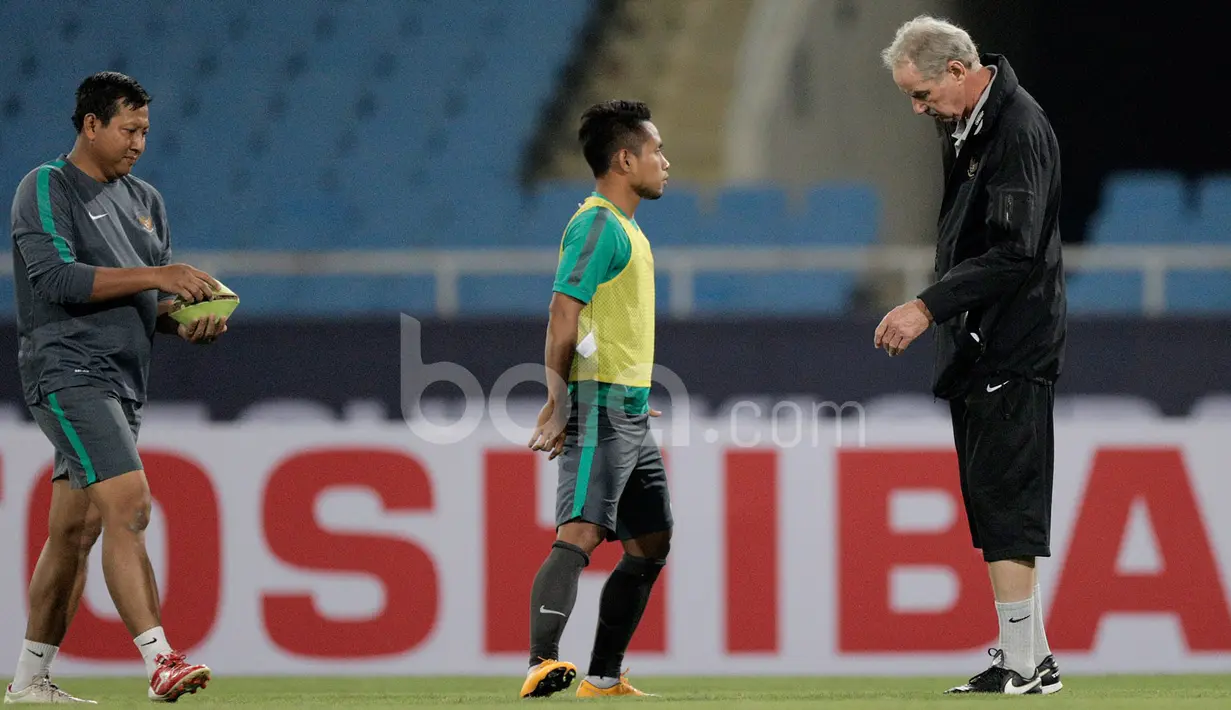 Pemain Timnas Indonesia, Andik Vermansah, mendengarkan instruksi sang pelatih, Alfred Riedl, saat latiihan terakhir jelang melawan Vietnam di Stadion My Dinh, Hanoi, Vietnam, Selasa (6/12/2016). (Bola.com/Peksi Cahyo)