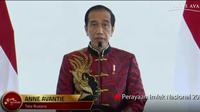 Presiden Joko Widodo atau Jokowi mengenakan kemeja batik Sawunggaling rancangan Anne Avantie dalam rangka perayaan Imlek 2021. (Tangkapan Layar Instagram @anneavantieheart/https://www.instagram.com/p/CLgKzWSjlgD/)