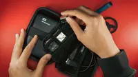 Hand with carrying case for hard disk and memory card SD (Photo by TheRegisti on Unsplash)
