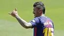 Gelandang baru Barcelona, Paulinho, saat tiba untuk diperkenalkan di Stadion Camp Nou, Kamis (17/7/2017). Pria asal Brasil ini resmi berseragam Barcelona setelah ditebus dari Guangzhou Evergrande. (AP/Manu Fernandez)